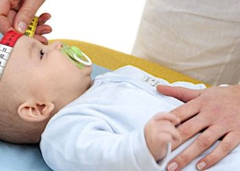 نوزاد با هیدروسفالی