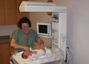 تخت گرم کننده تابشی نوزادان