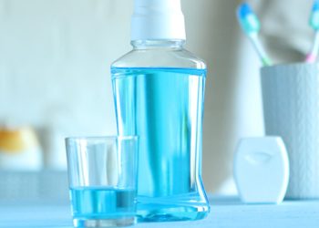 شستشوی دهان و دندان بیمار