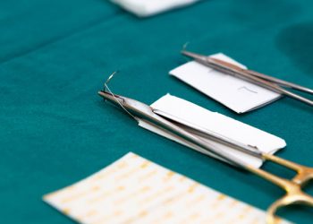 بخیه چیست و آشنایی با انواع روش های بخیه زدن