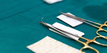 بخیه چیست و آشنایی با انواع روش های بخیه زدن